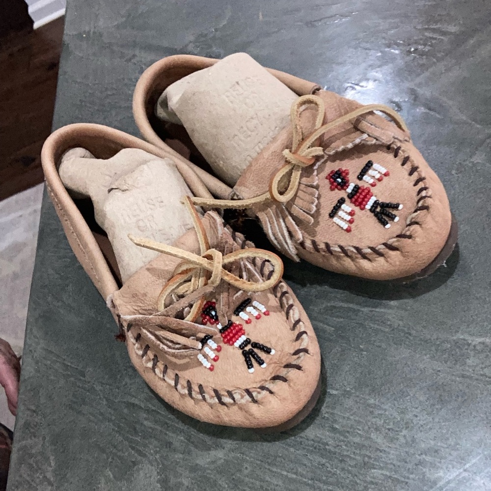 VINTAGE Minnetonka Like new Moccasins with thunderbird seed bead on top. SIZE 6.